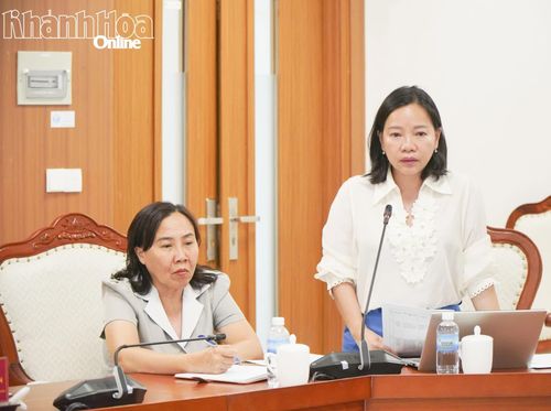 Bà Thái Thị Lệ Hằng - Giám đốc Sở Văn hóa, Thể thao và Du lịch báo cáo tại cuộc họp.