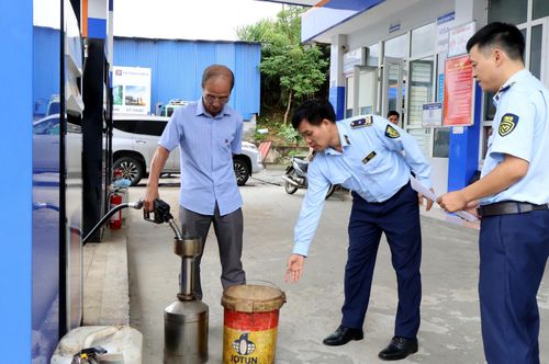 Lực lượng quản lý thị trường kiểm tra hoạt động kinh doanh xăng dầu thuộc Công ty TNHH Petrolimex Lai Châu.