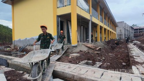 Các chiến sĩ bộ đội hỗ trợ xây dựng Trường Phổ thông nội trú liên cấp Tiểu học – THCS Kiên Mộc