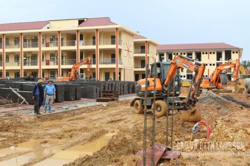 Khuôn viên Trường Phổ thông nội trú liên cấp Tiểu học – THCS Mẫu Sơn đang được gấp rút hoàn thiện