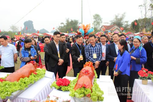 Đại biểu, du khách tham quan trưng bày ẩm thực truyền thống tại Ngày hội Văn hóa các dân tộc xã Bằng Mạc lần thứ I năm 2026