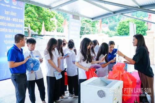 Đoàn viên, thanh niên tìm hiểu thông tin tuyển dụng tại chương trình tư vấn, giới thiệu việc làm