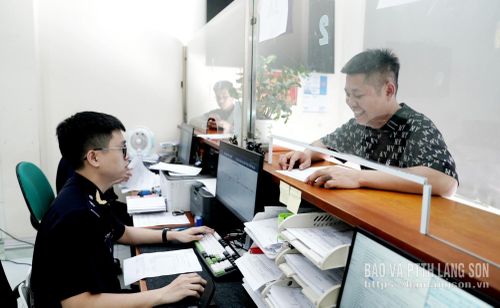 Cán bộ hải quan cửa khẩu Tân Thanh làm thủ tục cho doanh nghiệp XNK hàng hóa qua địa bàn
