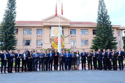 Các đồng chí: Ủy viên Ban Chấp hành Trung ương Đảng, Bí thư Tỉnh ủy, Trưởng Đoàn ĐBQH tỉnh Lâm Đồng Y Thanh Hà Niê Kđăm; Ủy viên Ban Chấp hành Trung ương Đảng, Phó Bí thư Tỉnh ủy, Chủ tịch UBND tỉnh Hồ Văn Mười, cùng lãnh đạo các sở, ban, ngành liên quan tiếp Đoàn công tác tỉnh Champasak, nước Cộng hòa Dân chủ Nhân dân Lào