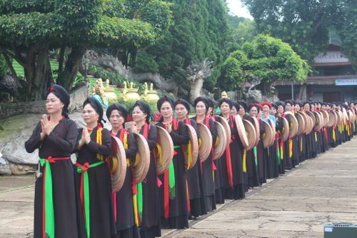 Không gian tĩnh lặng của chốn thiền môn phù hợp với canh hát quan họ.
