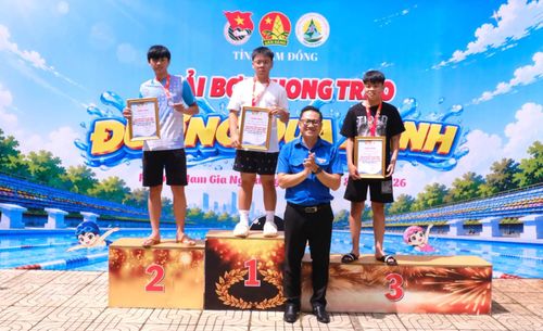 Anh Đoàn Minh Tâm, Phó Bí thư Tỉnh đoàn trao giải cho các vận động viên
