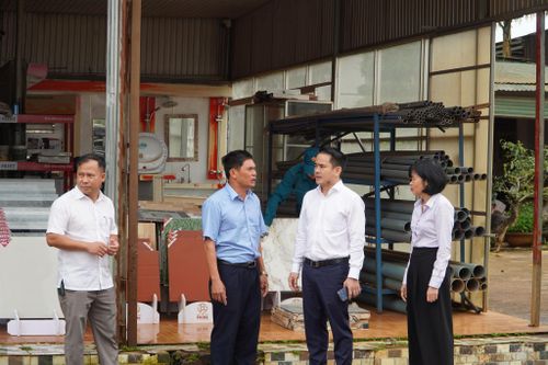 Ông Lê Xuân Từ (thứ 2 từ trái qua) sẵn sàng đồng tình, ủng hộ, bàn giao mặt bằng