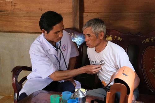 Bác sĩ Điểu Nam khám bệnh cho người cao tuổi tại nhà