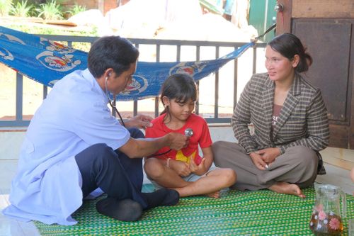Bác sĩ Điểu Nam khám bệnh cho bệnh nhi