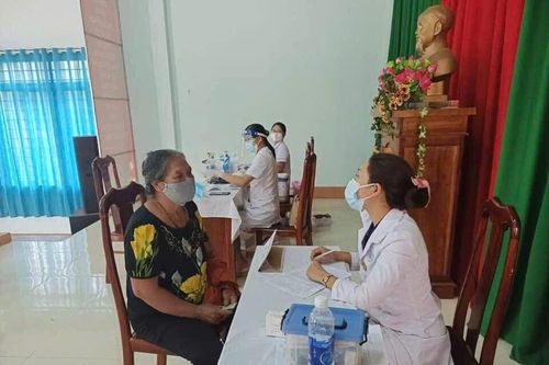 Bác sĩ Thị Uyên khám bệnh cho người dân