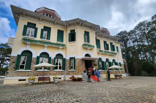 Du khách tham quan Dinh 1 trước thời điểm đóng cửa, ngưng đón khách