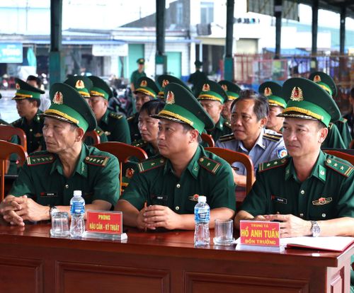 Lãnh đạo các đơn vị dự lễ ra quân