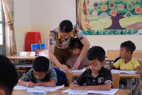 Với những trường học nằm biệt lập, cách xa khu dân cư, khó khăn trong đi lại thì địa phương sẽ ưu tiên tạm giữ nguyên