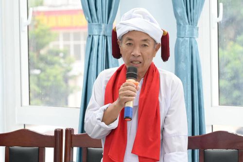 Sư cả Thông Minh Toàn, xã Hàm Thuận Bắc, Trưởng ban nghi lễ tại Lễ hội Katê phát biểu tại cuộc họp