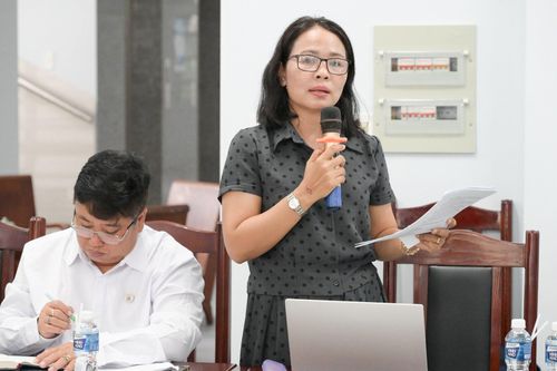 Bà Lư Thái Tuyên, Phó Giám đốc Bảo tàng tỉnh báo cáo kế hoạch tổ chức Lễ hội Katê