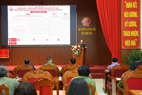 Ông Nguyễn Thành Minh, Viện trưởng Viện KSND tỉnh Lâm Đồng báo cáo một số nội dung trọng tâm của dự án Bộ luật Tố tụng hình sự (sửa đổi)