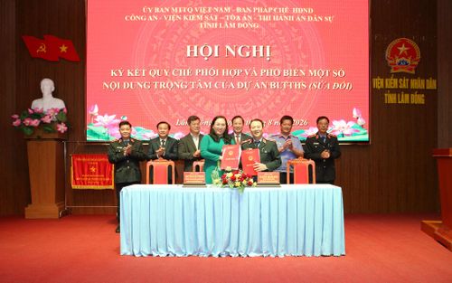 Đồng chí Mai Thị Xuân Trung, Tỉnh ủy viên, Phó Chủ tịch HĐND tỉnh và đồng chí Nguyễn Thành Minh, Viện trưởng Viện KSND tỉnh Lâm Đồng ký kết quy chế phối hợp giữa 2 đơn vị