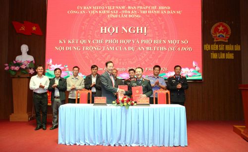Đồng chí Phạm Triều, Phó Chủ tịch Thường trực Ủy ban MTTQ Việt Nam tỉnh và đồng chí Nguyễn Thành Minh, Viện trưởng Viện KSND tỉnh Lâm Đồng ký kết quy chế phối hợp giữa 2 đơn vị