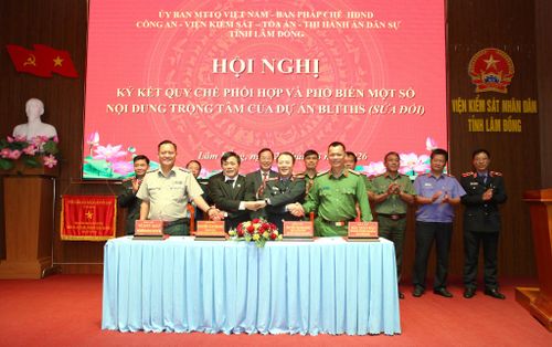 Các đồng chí: Nguyễn Thành Minh, Viện trưởng Viện KSND tỉnh Lâm Đồng; Nguyễn Văn Thanh, Chánh án Tòa án nhân dân tỉnh; Đại tá Đậu Xuân Bảo, Phó Giám đốc Công an tỉnh; Võ Duy Giáp, Phó Trưởng Thi hành án dân sự tỉnh ký kết quy chế phối hợp giữa các đơn vị