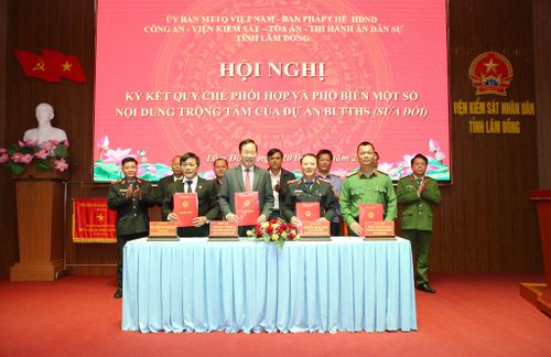 Các đồng chí: Phạm Triều, Phó Chủ tịch Thường trực Ủy ban MTTQ Việt Nam tỉnh; Nguyễn Thành Minh, Viện trưởng Viện KSND tỉnh; Nguyễn Văn Thanh, Chánh án Tòa án nhân dân tỉnh; Đại tá Đậu Xuân Bảo, Phó Giám đốc Công an tỉnh ký kết quy chế phối hợp giữa các đơn vị