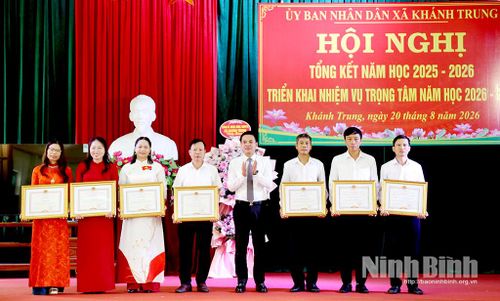 Lãnh đạo xã Khánh Trung trao Bằng khen của UBND tỉnh cho các tập thể có thành tích xuất sắc trong năm học 2025-2026.