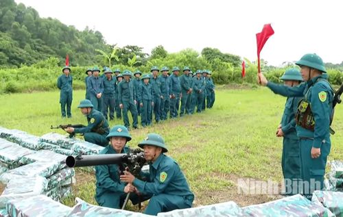 Chiến sĩ dân quân pháo binh thực hành thao tác làm chủ hỏa lực súng ĐKZ trên thao trường.