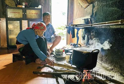 Dù đã 102 tuổi nhưng cụ Đinh Thị Nhẩm vẫn giữ nếp sống đơn giản, tự mình làm mọi việc.