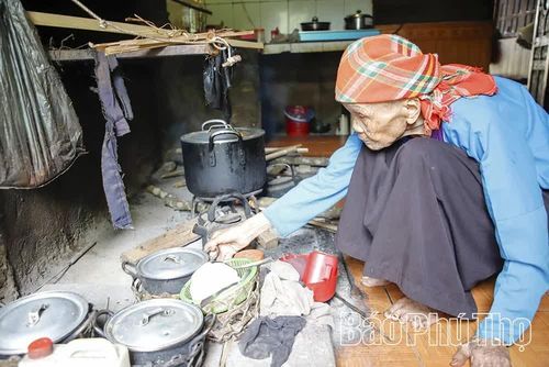 Dù mỗi bữa chỉ ăn 1 bát cơm nhưng cụ Nhẩm vẫn tự mình nấu.