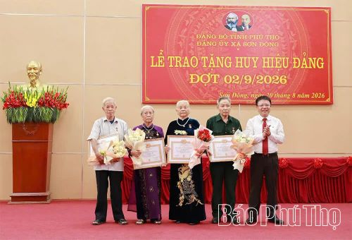 Bí thư Đảng ủy xã Sơn Đông trao tặng Huy hiệu 60 năm tuổi Đảng cho các đảng viên lão thành.