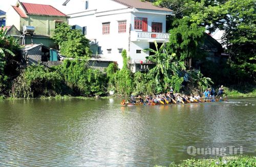 Các đội bơi tích cực tập luyện, sẵn sàng tham gia giải bơi thuyền truyền thống trên sông Cẩm Lý - Ảnh: L.C
