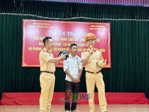 Đội Cảnh sát giao thông đường bộ số 2 phối hợp với Công an xã Mai Sơn tuyên truyền về các quy định khi tham gia giao thông cho các em học sinh.