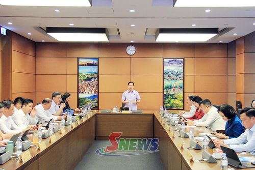 Đại biểu Hoàng Văn Nghiệm chủ trì phiên thảo luận tổ