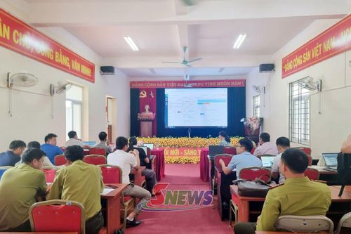Cán bộ kỹ thuật chuyên môn Sở Nông nghiệp và Môi trường tập huấn phần mềm VBDLIS cho cán bộ xã khu vực Sông Mã. Ảnh: Sở Nông nghiệp và Môi trường.