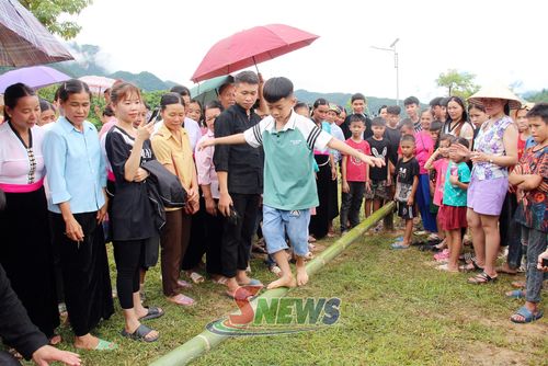 Trẻ em vui chơi trò chơi dân gian.