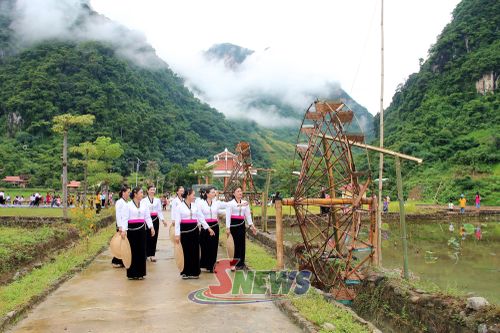 Nhân dân bản Phày, xã Ngọc Chiến vui Ngày hội Toàn dân bảo vệ an ninh Tổ quốc.