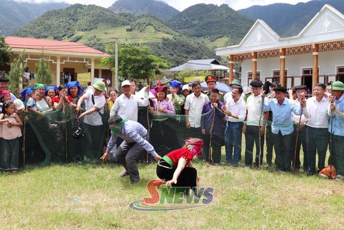 Bà con xã Ngọc Chiến trong ngày hội vui.