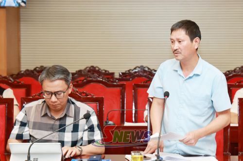 Lãnh đạo xã Mường La báo cáo tại chương trình làm việc.