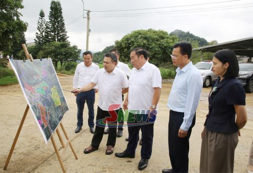 Đoàn công tác khảo sát, nắm tình hình công tác sử dụng đất nông lâm trường và việc di dời đàn bò sữa.