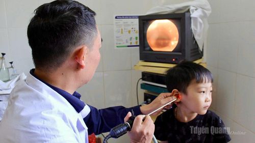 Trẻ em xã Ngọc Đường khám sức khỏe trước thềm năm học mới.