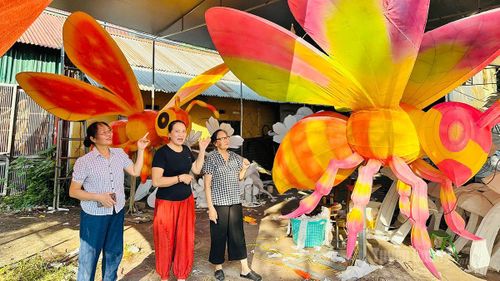 Mô hình “Trăng thu mật ngọt” của tổ dân phố Tân Quang 14 đang được gấp rút thi công.