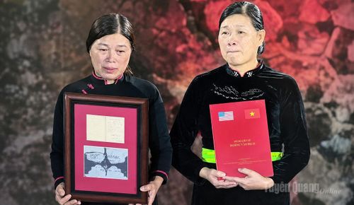 Thân nhân Liệt sĩ Hoàng Văn Địch xúc động đón nhận hồ sơ, kỷ vật tại cầu truyền hình trực tiếp “Sao sáng dẫn đường”.