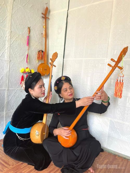 Bà Hà Thị Phượng, học viên cao tuổi, phường Mỹ Lâm, tích cực tập luyện dưới sự hướng dẫn của chị Thúy.