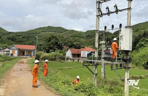 Công nhân Điện lực Võ Nhai kiểm tra, bảo dưỡng trạm biến áp.