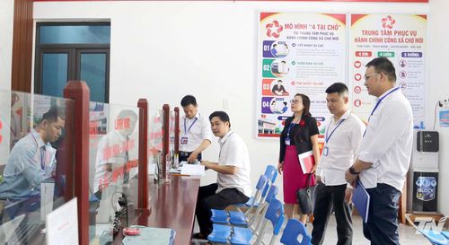Đoàn kiểm tra công vụ, kiểm tra cải cách hành chính của tỉnh Thái Nguyên kiểm tra thực tế tại Trung tâm Phục vụ hành chính công xã Chợ Mới.