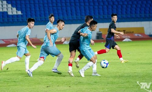 Cầu thủ FC Thái Nguyên áp sát, tranh chấp bóng quyết liệt với đối phương.