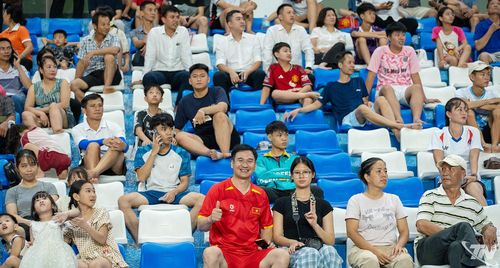 Khán giả cổ vũ cho hai đội.