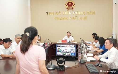 Phó Bí thư Thành ủy, Chủ tịch UBND thành phố Lê Trí Thanh lắng nghe kiến nghị của công dân.