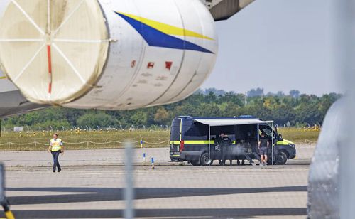 Cảnh sát triển khai lực lượng tại sân bay Leipzig/Halle sau khi phát hiện UAV mang theo chất nổ.