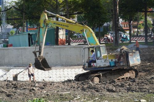 Công nhân đang thi công dự án nạo vét rạch Đá Đỏ.