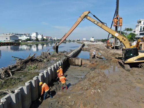 Khối lượng bùn đất khổng lồ tại các dự án hạ tầng của TP.HCM.